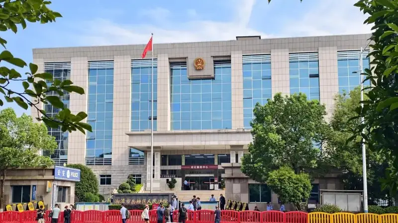 “弟弟举报哥哥冒名上大学”案母亲首度露面：弟弟长大当上公务员就飘了