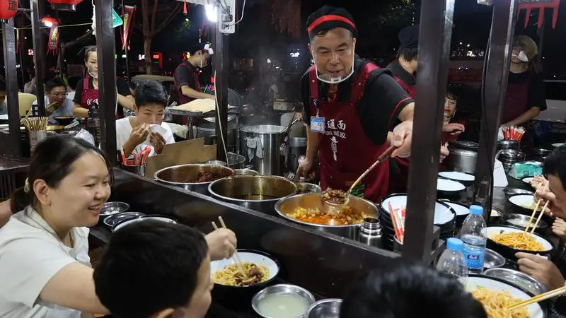陶冶Vlog:深夜咸阳,只为一碗汇通面