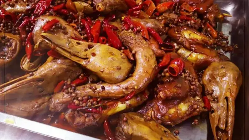 干锅鸭头火锅制作技术分享，口味浓郁，酥香麻辣，关键就在于自制的鸭货卤水配方