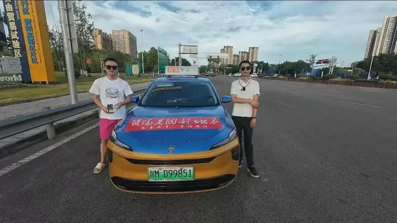 一辆“很资阳”的出租车，开到了拉萨