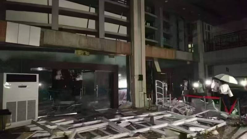 龙卷风穿过黄冈师范学院：最大风速超过15级，有学生抵住宿舍门合力抗风