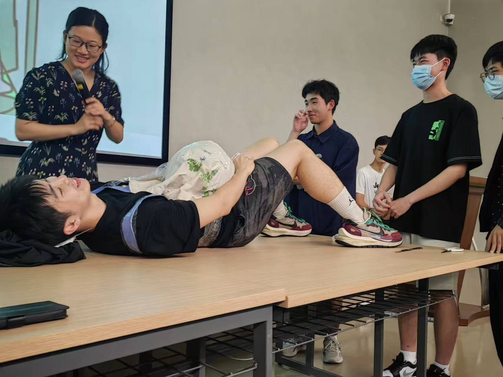 匿名举报、学生骤降，大学爱情课的五年
