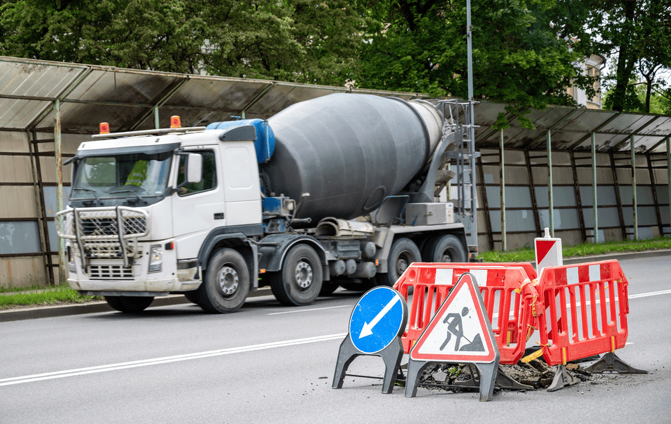 深圳一校门口上学高峰遇混凝土车冒险倒车!官方:整改开除