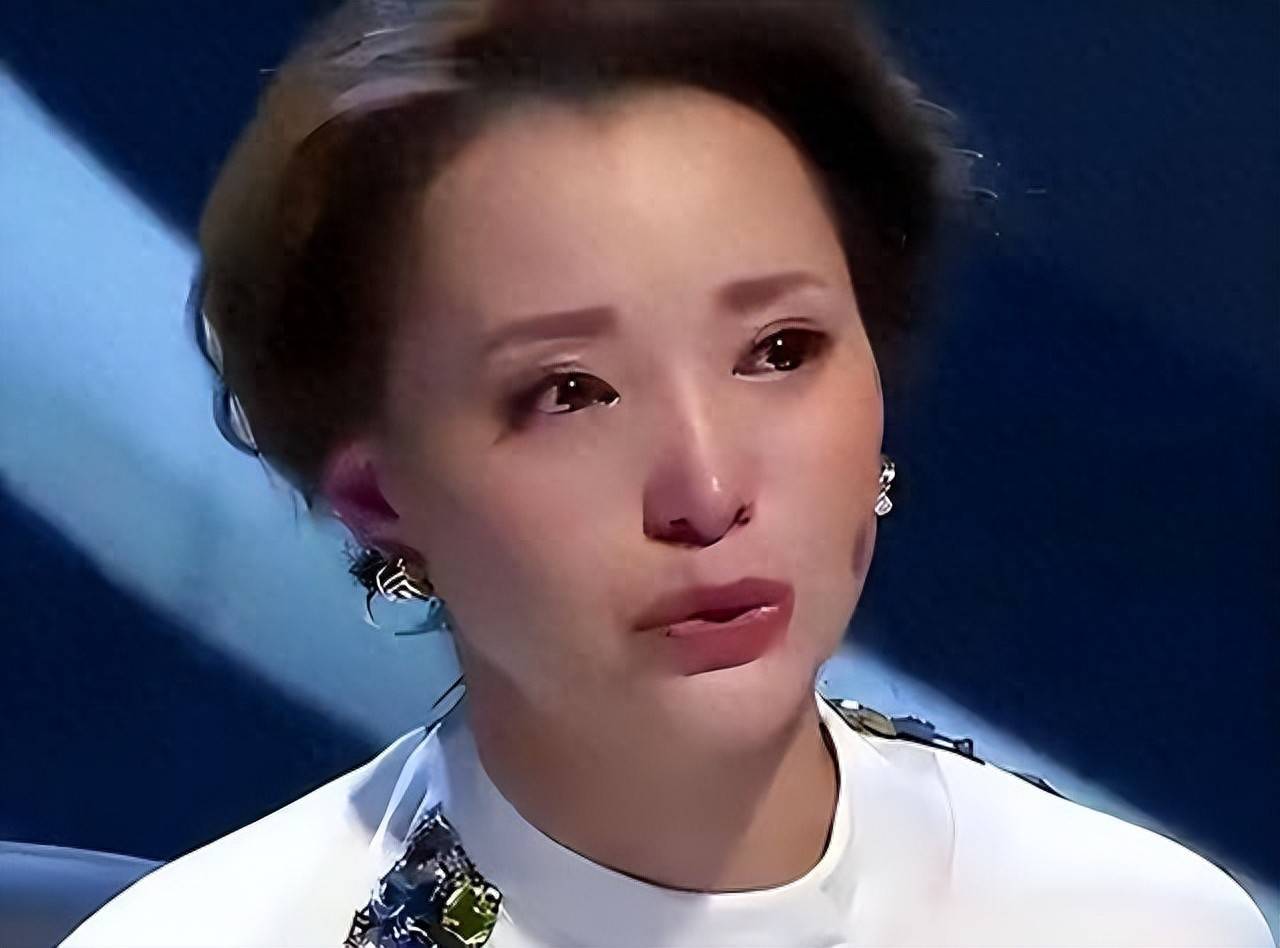 母亲去世、老公失联,董卿做梦也想不到,如今儿子竟成自己的救赎