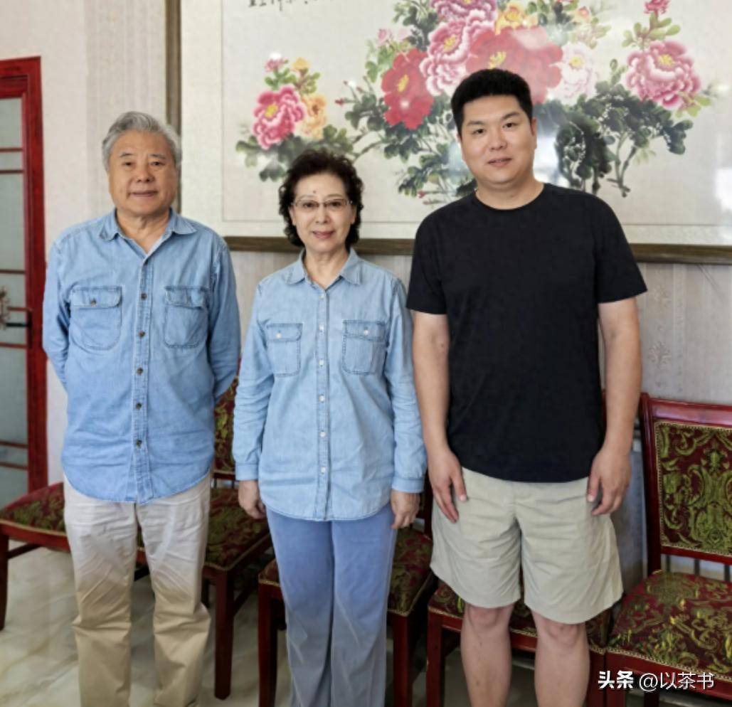她是著名歌唱家,与著名大导演离婚,带儿子嫁高官,如今定居北京