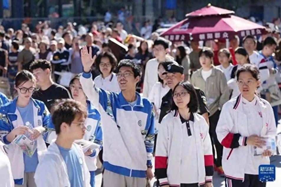 人民日报点赞张桂梅!高考出分看清:宽松放任养不出优秀孩子!