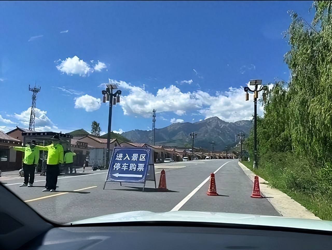 国家修的路，凭啥不让走？甘肃景区设卡拦车引争议，官方回应
