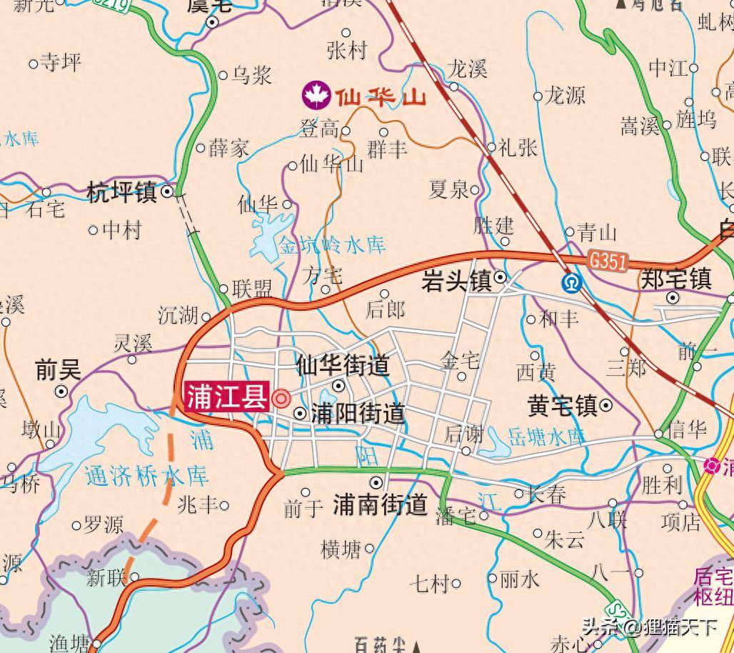 浦江县位于浙江金华，因浦阳江而得名，城北的仙华山值得一去