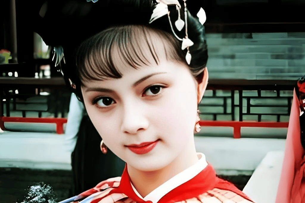 “凤丫头”三个字,暴露了薛宝钗对王熙凤的真实态度