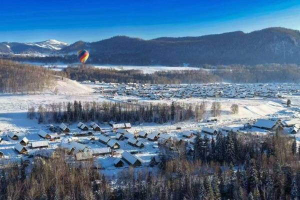 在雪山下喝一碗热奶茶：一位阿勒泰本地人的四季漫游笔记
