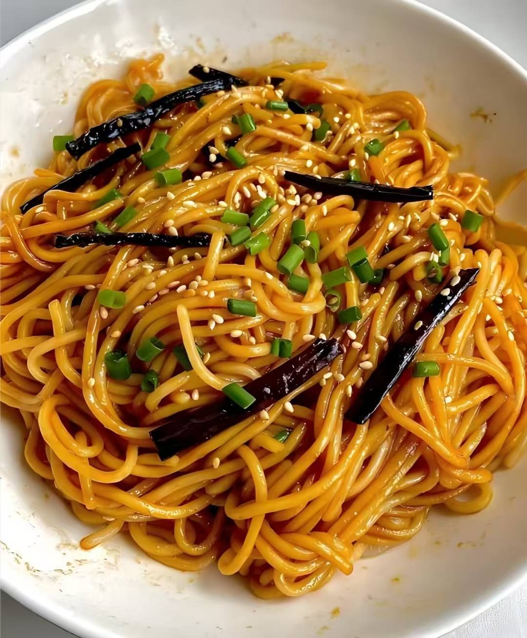 葱香浓郁超入味!教你做比面馆还香的葱油拌面