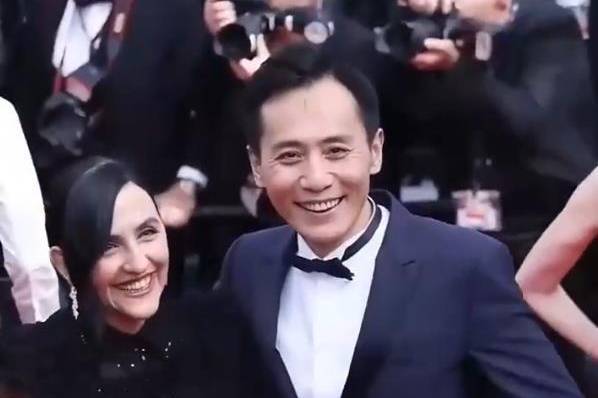 刘烨发文庆祝与妻子安娜结婚17周年，安娜：在法国尼斯，买到了空调，你最厉害！