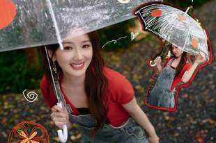 毛晓彤雨后森林拍美照 撑伞灿笑秒变元气甜妹