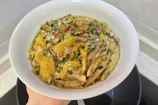 葱香入骨，手撕生香。一盘葱油手撕鸡的家常温柔