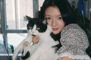 任敏穿碎花短款露腰上衣 灵动鲜活可爱少女感十足