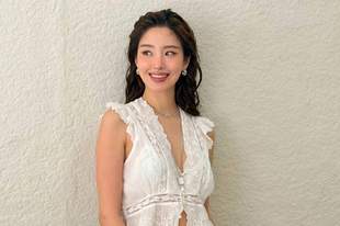 杨采钰穿白色蕾丝上衣配碎花裙 清新慵懒尽显温柔质感