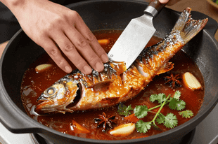 锅烧鲇鱼去腥关键：嫩滑入味不脱骨的家常做法