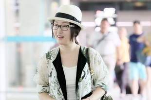 杨钰莹带火了一种“外长里短”穿法：印花开衫+短裤，时髦又减龄