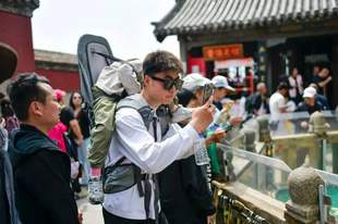 “公主抱”明码标价，泰山变“情山”？陪爬山背后的界限在哪里？