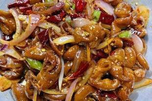 干锅肥肠：麻辣鲜香，一口入魂的下饭神器