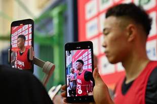 贺希宁:感谢教练组的信任 男篮防守端暴露不少问题