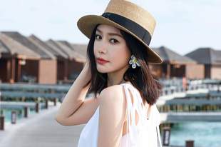 秦岚晒海边度假照松弛感拉满 穿白色长裙清新飘逸