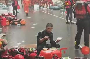 广西贵港“雨水泡饭消防员”找到了：退伍军人 | 网友：这就是我们该追的星