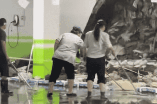 辽宁一小区地下车库墙体暴雨中坍塌,露出大量生活垃圾引发业主质疑