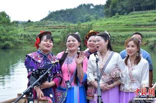 贵州荔波:千名布依族同胞踏歌龙江欢庆“六月六”