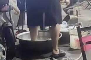 安徽濉溪通报“烧烤店员工用洗菜盆涮脚”:情况属实,该店已停业整顿,全面消杀