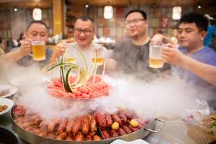 麻辣小龙虾配冰啤酒,是夏季急性肠胃炎高发的诱因吗?