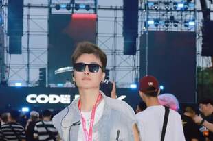 “嘎嘎有趣”的演唱会导演!又高又帅的00后男生七夕在这里等你