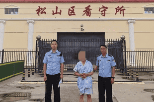 老人路边中暑晕倒，被民警救了又关了，警方：他是潜逃16年的逃犯