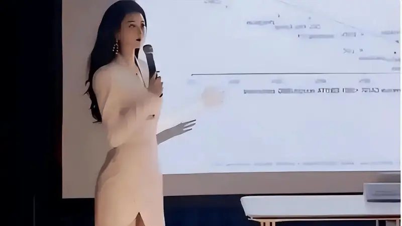 上海一高校女老师上课照流出,身材纤细,网友:精致得像个洋娃娃