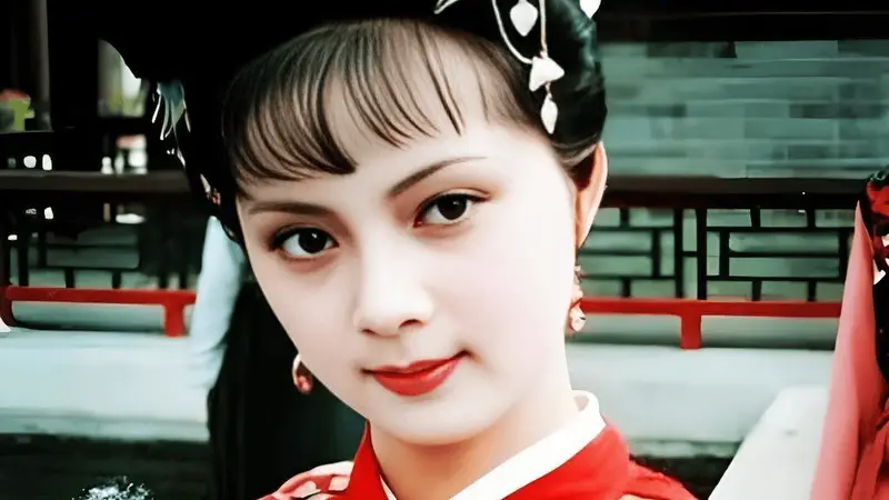 “凤丫头”三个字，暴露了薛宝钗对王熙凤的真实态度