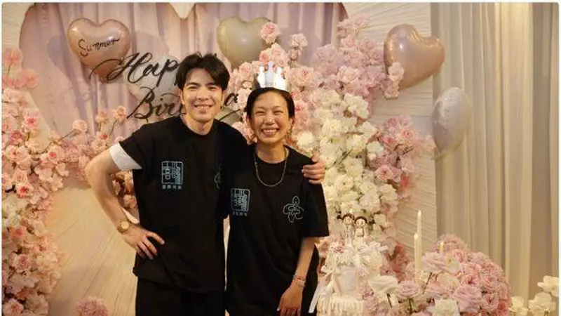 萧敬腾巡演现场为妻子庆生 整面粉色花墙好浪漫