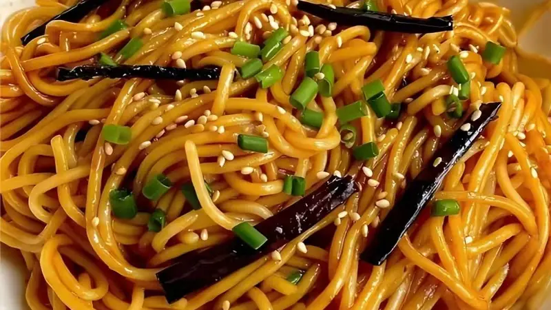 葱香浓郁超入味！教你做比面馆还香的葱油拌面