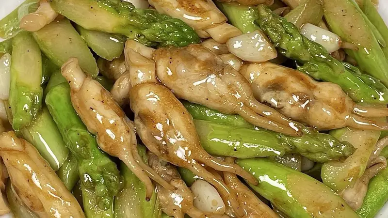 一口鲜到舌尖跳舞的芦笋炒蛏子