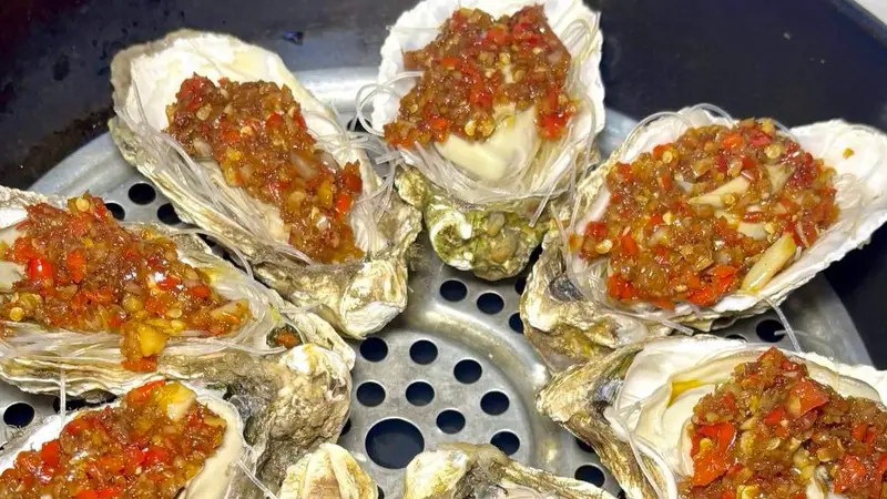 这蒜蓉生蚝一上桌，全家都以为是路边摊买的