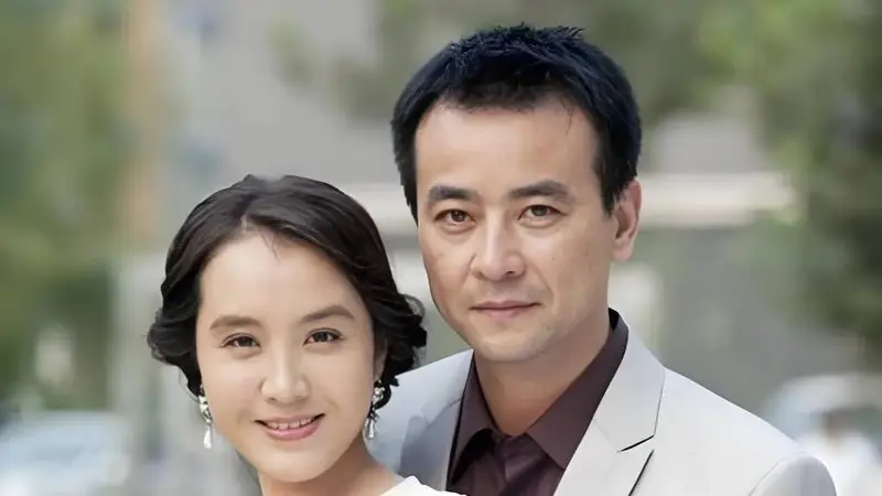 61岁罗钢近况曝光！娶小23岁郝蕾生下2个孩子，如今婚姻生活很幸福