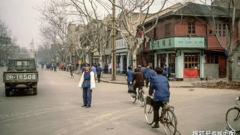 老照片：1978年的上海，烟火气浓重物资相对匮乏，精神面貌昂扬的过渡期