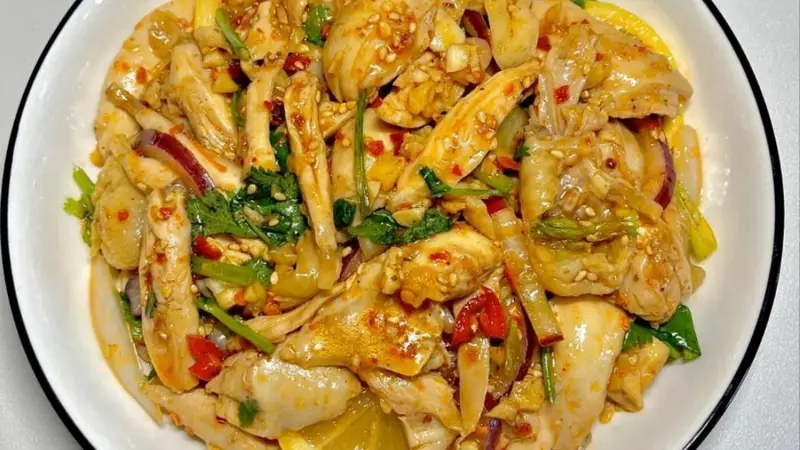这盘柠檬手撕鸡,酸辣清爽,连挑食的娃都主动添了第二碗饭!