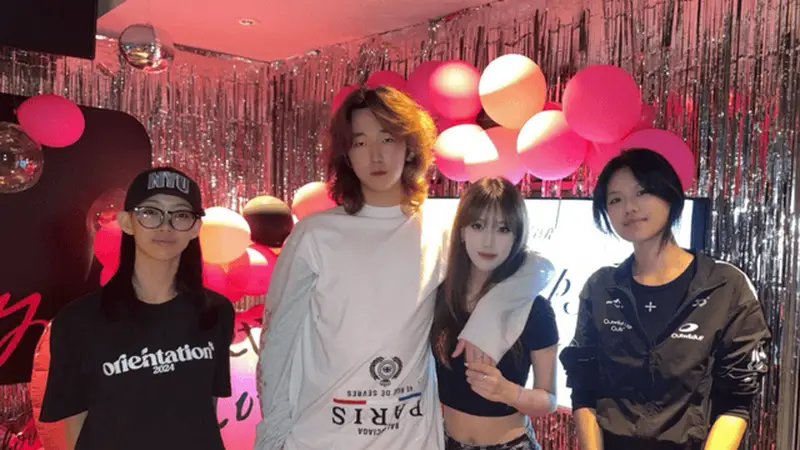高露女儿庆17岁生日,男友露面190高个一身名牌,俩人恋爱快2年