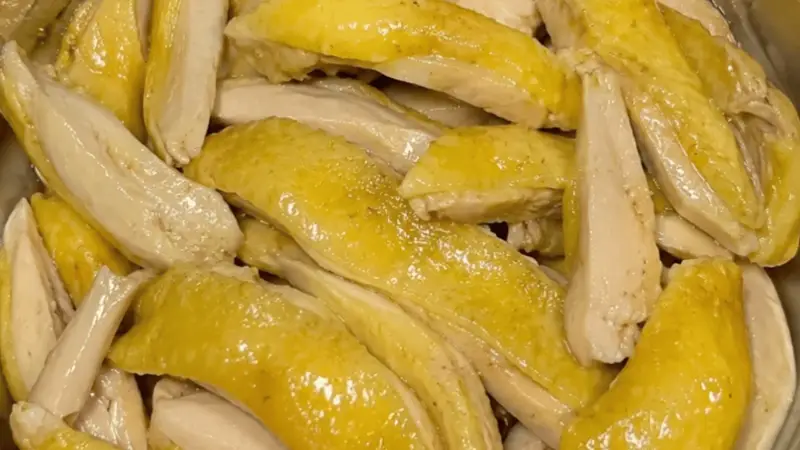 盐焗手撕鸡腿:四步蒸出皮脆肉嫩,鲜香入味不柴不腥