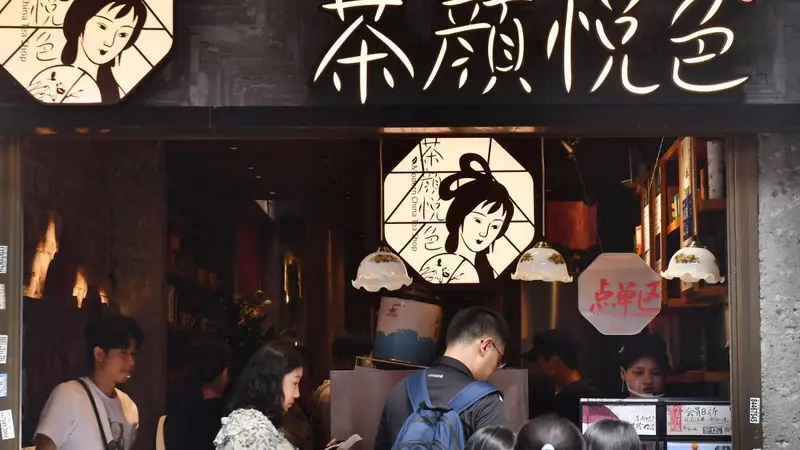 茶颜悦色薯片现蟑螂干异物,消费者拒"先寄后赔"后现已达成共识