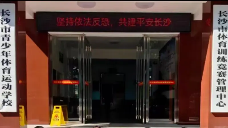 占车位女副处长被停职！官方披露其男友身份，原来他才是关键人物