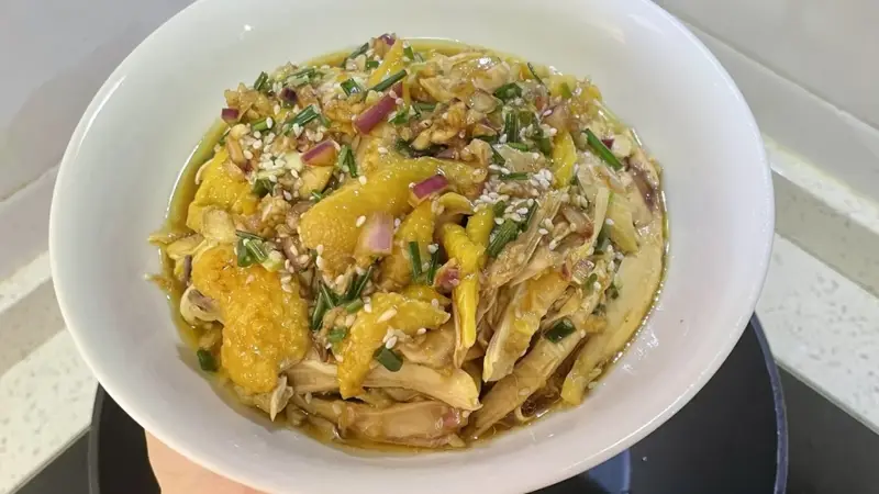 葱香入骨，手撕生香。一盘葱油手撕鸡的家常温柔