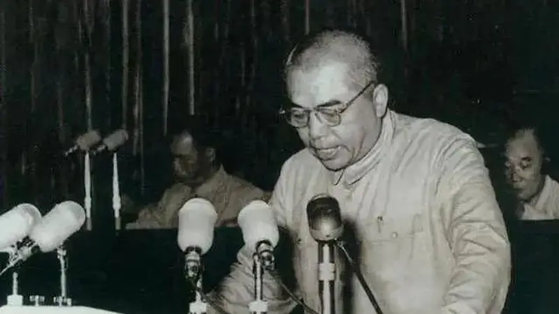 1962年彭总给主席写信，提醒一人不可重用，结果此人两年后成副总理