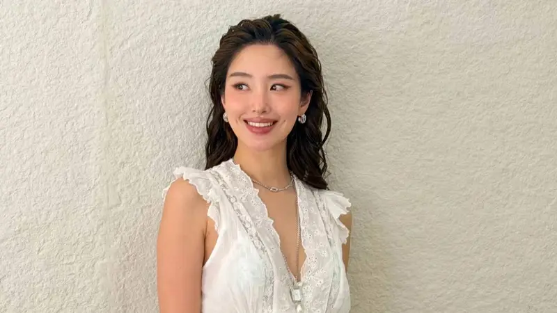 杨采钰穿白色蕾丝上衣配碎花裙 清新慵懒尽显温柔质感