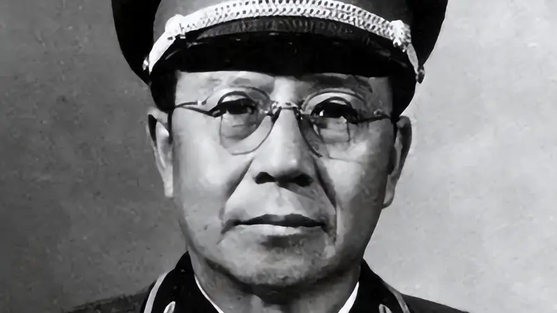 1961年，陈毅和周恩来在饭店吃狗肉，被人狠狠地踩了一脚